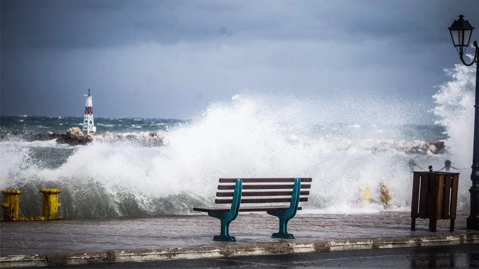 Εντυπωσιακό βίντεο! Ξεπέρασαν τα 150 χλμ την ώρα οι άνεμοι στην Κάρυστο – Πότε θα αναχωρήσουν τα πλοία από το λιμάνι της Ραφήνας